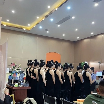 礼仪小姐统一列队岗前培训现场