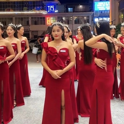 晚宴红色礼服礼仪小姐列队候场